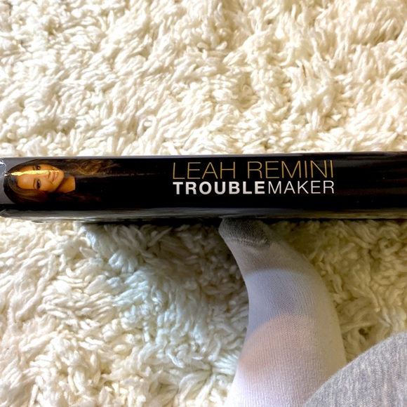 LEAH REMINI TROUBLEMAKER SURVIVING HOLLYWOOD AND SCIENTOLOGY - Hardback - Picture 2 of 3